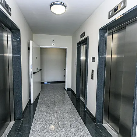 Real Italian Estate - Lighthouse Marina View Apartment Genua
